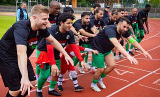 Auf der Rußheide feierte der VfB Fichte Bielefeld mit den eigenen Fans den Aufstieg. - Mueller