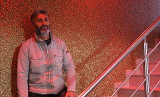 Salahattin Koc steht auf der Treppe in seinem Club. Bis er wieder aufmachen kann, hat er noch einen langen Weg vor sich. - Lena Kley