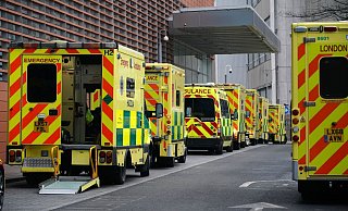 Krankenwagen vor dem Royal London Hospital. - Foto: Aaron Chown/PA Wire/dpa
