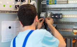 Der 19-jährige Mohammad aus Afghanistan arbeitet im Ausbildungszentrum der Siemens Professional Education an der Verdrahtung eines Schaltschranks. - Monika Skolimowska/dpa-Zentralbild/dpa