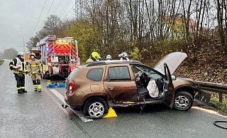Die Feuerwehr musste alle Insassen aus dem Auto befreien. - Ralph Meyer Die Feuerwehr musste alle Insassen aus dem Auto befreien. - Ralph Meyer
