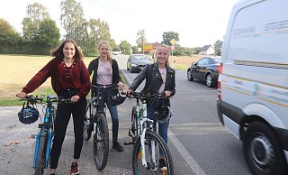 Die Freundinnen Charlotte (v. l.), Nadine und Leni (alle 14) lächeln, aber im Grunde ist ihnen nicht danach. Sie fordern an der Häger Straße einen Radweg. - Susanne Barth