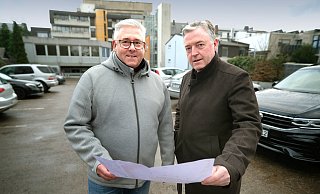 Asset-Geschäftsführer Stefan Heimann (l.) und Architekt Andreas Grube stellen die Pläne vor für die Wohnungen in der Gütersloher Innenstadt vor. - Andreas Frücht