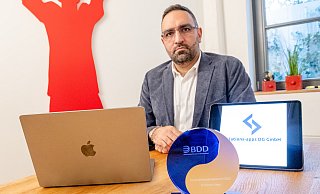 Solutions-Apps-Geschäftsführer Hamed Rahimi-Darehchi, frisch mit dem Kooperationspartner-Award 2024 des Bundesverbands Direktvertrieb Deutschland ausgezeichnet, hat inzwischen Kunden in 60 Ländern, kommt aber weiterhin ohne eigenes Büro aus. Für Treffen und Präsentationen nutzt er Räume im Denkwerk. - Ralf Bittner