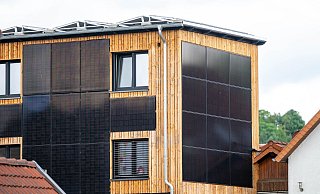 Energie im Gebäude einsparen: Solarpaneele sind nur ein Aspekt beim klimagerechten Bauen. - David Inderlied/dpa/dpa-tmn