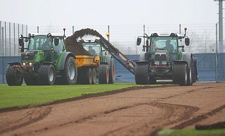 Während die Zweitligakicker des SC Paderborn auf der benachbarten Spielfläche trainierten, wurde beim zweiten Trainingsplatz der Profis die Rasenfläche abgefräst. - Frank Beineke