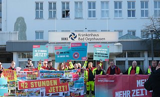 Als die Demo vorm Krankenhaus kurz anhält, gibt es ein Pfeifkonzert. Aus einem oberen Fenster winkten Beschäftige den Demonstranten zu. - Ulf Hanke