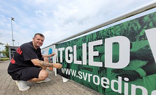 Werbefachmann Florian Hahn bringt die Werbebanden am Stadion in Schuss. - Florian Weyand