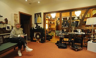 Die Rahdener Einzelhändlerin Meike Rehmann möchte mit Zuversicht in die Zukunft blicken. Sie freut sich über treue Kunden und setzt auf die Attraktivität Rahdens. - Joern Spreen-Ledebur