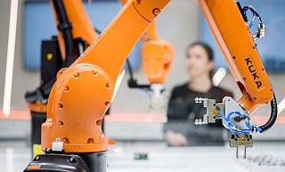 Umsatzeinbrüche: Die Corona-Krise bremst auch die Hersteller von Robotern.  - Julian Stratenschulte/dpa