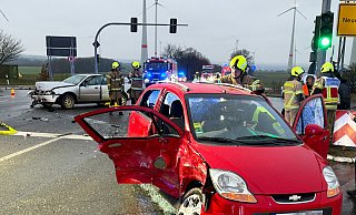 Auf der B64 ereignete sich am Sonntagnachmittag der Unfall. Eine Person war eingeklemmt und musste von der Feuerwehr verfreit werden. - Ralph Meyer