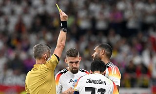 Jonathan Tah (r) wird wegen einer Gelbsperre im EM-Achtelfinale fehlen. - Federico Gambarini/dpa