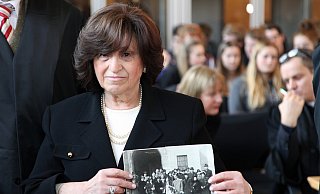 Mit Familienfoto: Angela Orosz Richt-Bein zeigt vor Gericht ein Bild von der Hochzeit der Eltern. Von den 25 Personen darauf haben nur drei den Holocaust überlebt. - Foto: Bernhard Preuss