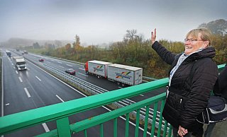 Ulrike Wegner, die eigens aus Detmold nach Borgholzhausen gekommen ist, winkt den ersten Fahrzeugen zu. - Sarah Jonek