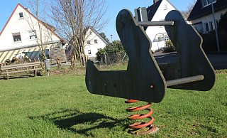 Viele Spielplätze in Enger stehen in der Kritik: An der Blumenstraße gibt es nur ein Wippgerät. - Jan-Henrik Gerdener
