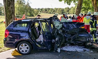 Bei einem schweren Verkehrsunfall auf der Kreisstraße 38 in Schwaney prallte ein Dacia Logan gegen einen Straßenbaum.  - Ralph Meyer