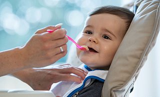 Eltern sollten bei der Auswahl der Babybreie auf Abwechslung achten, um dem Kind neue Geschmackserfahrungen zu ermöglichen. - Christin Klose/dpa-tmn