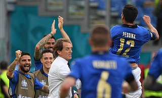 Italiens Matteo Pessina (r) jubelt nach dem Führungstreffer seiner Mannschaft gegen Wales. - Foto: Alberto Lingria/POOL Reuters/dpa
