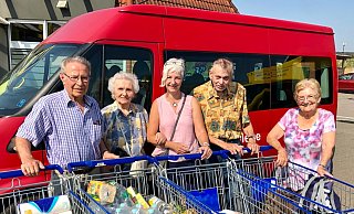 Reinhard Nößler (links) ist an diesem Tag der Fahrer. Er hilft beim Einkaufen vor allem Gerda Prochnow (2.v.l), weil sie nicht mehr so gut gucken und laufen kann. Elke Petring (mitte) von der AWO begleitet die Gruppe, zu der auch Heinz Koch und Hannelore Sprengel (rechts) gehören. - Alexander Jenniches