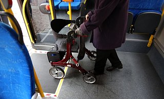 Sicher ein- und aussteigen: Das kann man bei Rollator-Trainings lernen. - Bernd Wüstneck/dpa-Zentralbild/dpa-tmn