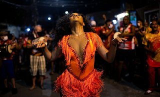 Sambaschuln bereiteten sich bereits auf den Karneval vor. Nun wurden die Umzüge in Brasilien erneut verschoben. - Foto: Bruna Prado/AP/dpa