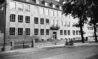 Der Vorgängerbau der Schule wurde 1944 bei einem Bombenangriff zerstört. 1948 zog man in das neu errichtete Gebäude ein, das seitdem einige Erweiterungen erfahren hat. - Stadt Herford Archiv / Gunther Jach