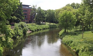 Hinter der Werretalhalle könnte im kommenden Jahr die Fußgängerbrückek gebaut werden. - Dirk Windmöller