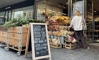 Blume2000 im Sinn-Gebäude an der Bahnhofstraße zieht um. Der benachbarte "Vintage Schuppen" (links) verabschiedet sich im Oktober aus Bielefeld. - Christine Panhorst
