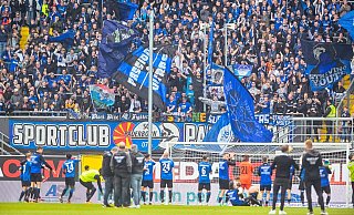 Spieler und Fans des SC Paderborn konnten am Sonntag nach dem 3:0 gegen Hannover endlich mal wieder einen Heimsieg feiern. - Besim Mazhiqi