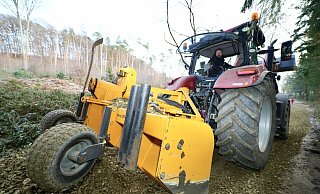 Mit dem sogenannten Gräder (Planierer) hinterm Trecker verteilt Johannes Rehpöhler (DR Wegebau) den Kalksteinschotter des Waldwegs Am Togdrang, der parallel zum Südhang des Teutos verläuft. - Peter Unger