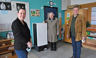 Filtert die Schadstoffe aus der Luft: Kirsten Farthmann, Ulrich Engelen und Dirk Nothoff freuen sich über den "Miele Air Control". - Ludger Osterkamp