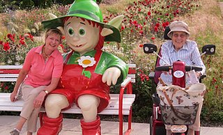 Lippolino mit zusammen 152 Lebensjahren, dank E-Mobil. Hildegard und Helga Koch aus Bad Salzuflen bzw. Oerlinghausen