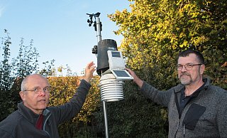 Ulrich Klauke (l.) aus Dörenhagen erklärt wie seine Wetterstation funktioniert. Jürgen Pinger hat eine ähnliche Anlage in Oberntudorf. - Uwe Müller