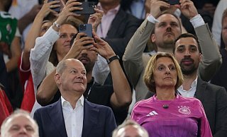 Bundeskanzler Olaf Scholz besuchte einige EM-Spiele und nahm auch seine Frau Britta Ernst mit. (Archivbild) - Christian Charisius/dpa