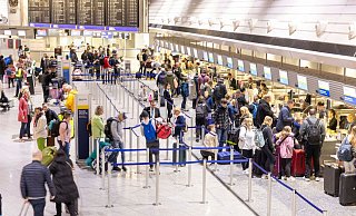 Einen Tag vor Weihnachten hat die Pilotengewerkschaft Cockpit (VC) zu einem Pilotenstreik beim Lufthansa-Ferienflieger Discover Airlines aufgerufen, die Lufthansa konnte durch Ersatz Piloten die Maschinen besetzen und so den Flugbetrieb aufrechterhalten. - Helmut Fricke/dpa
