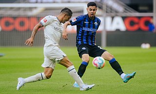Raphael Obermair (r.), hier im Testspiel gegen Bochum, überzeugte in der Vorbereitung als Außenbahnspieler mit viel Offensivdrang. Der Neuzugang aus Magdeburg darf mit hoher Wahrscheinlichkeit in der Auftaktpartie gegen den KSC von Beginn an ran. - Besim Mazhiqi