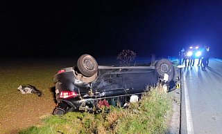 Der Ford blieb nach dem Überschlag auf dem Dach auf einem Feld liegen. - FFW Warburg