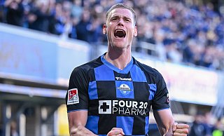 SCP-Stürmer Steffen Tigges jubelt über seinen 4:2-Treffer gegen Bielefeld, der die Paderborner Home-Deluxe-Arena in ein Tollhaus verwandelt. - Teresa Kröger SCP-Stürmer Steffen Tigges jubelt über seinen 4:2-Treffer gegen Bielefeld, der die Paderborner Home-Deluxe-Arena in ein Tollhaus verwandelt. - Teresa Kröger