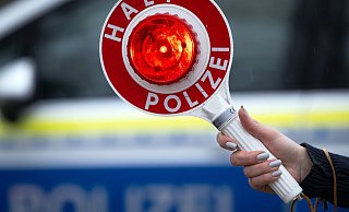 Ein illegales Autorennen auf der B68 bei Lichtenau hat für die Fahrer von drei Audis Konsequenzen. Sie dürfen ihre Autos, die Handys und den Führerschein erst einmal abgeben. - Soeren Stache/dpa