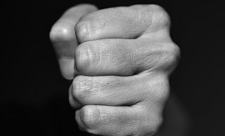 Er kam zurück, riss die Fahrertür auf und schlug zu. Wer kennt den Unbekannten? - Symbolfoto: Pixabay Creative Commons