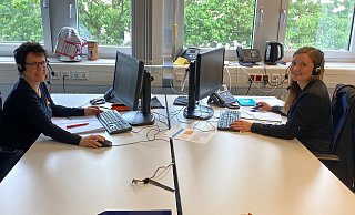 Kathrin Beermann (l.) und Tanja Wrobel  sind für die Menschen imKreis Herford am Bürgertelefon im Einsatz. - Patrick Albrecht/Kreis Herford