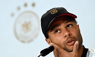 Serge Gnabry spricht während der Pressekonferenz. - Federico Gambarini/dpa
