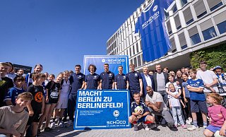 Arminias Profis beim spontanen Schüco-Familienfest mit Signierstunde. - Oliver Krato