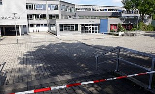 Die Gesamtschule Büren wurde geräumt und abgesperrt. - Johannes Büttner
