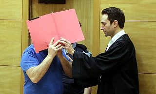 Der 46-jährige Angeklagte, hier mit seinem Verteidiger Jan-Christian Hochmann bestreitet eine Tötungsabsicht. - Wolfgang Rudolf