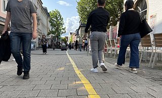 Momentan dient die Lange Straße im unteren Bereich noch als Zufahrt zur Schloßplatz-Baustelle. Kommendes Jahr soll auf dem Abschnitt zwischen Karlstraße und Marktplatz gebaggert werden. - Jana Beckmann
