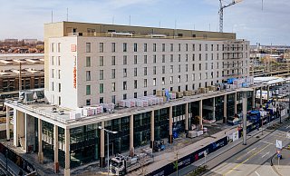 Die Klinkerfassade des neuen Bahnhofsgebäudes ist fertiggestellt. Im unteren und ersten Obergeschoss werden derzeit noch die Glasfronten angebracht. - Besim Mazhiqi