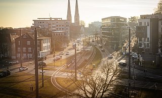 Blick vom Adenauerplatz in die Kreuzstraße: Die Fahrspur in Richtung Landgericht muss voraussichtlich für acht Wochen gesperrt werden. - Sarah Jonek