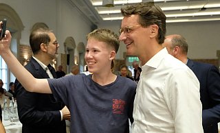 Der Haller Marlon Westerbarkei von der Jungen Union machte ein Selfie mit dem NRW-Ministerpräsidenten. - Andreas Frücht