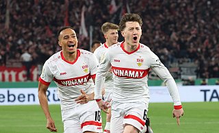 Arminias Gegner: Die Halbfinal-Torschützen Jamie Leweling (l.) und Angelo Stiller haben sich mit dem VfB Stuttgart für das DFB-Pokalendspiel in Berlin qualifiziert. - IMAGO/Pressefoto Baumann